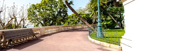 Mónaco calle parque vacío con banco camino vacío panorama —  Fotos de Stock