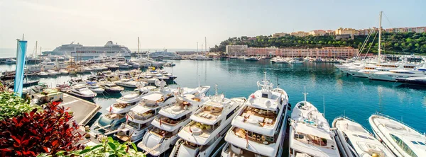 Panoramisch uitzicht op haven in monaco, luxe jachten in een rij — Stockfoto