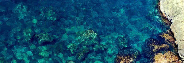 Горизонтальне зображення вид зверху берегова лінія, оточена кам'яними формами — стокове фото