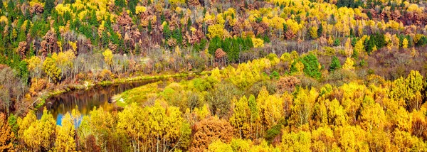 Malebná panoramatická podzimní krajina. Sigulda, Lotyšsko — Stock fotografie