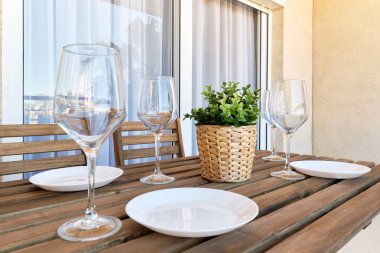 Yakın beyaz boş tabakşarap bardakları