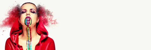 Sexig kvinna bär röd kappa kreativ ljusa ansikte smink Body Art — Stockfoto