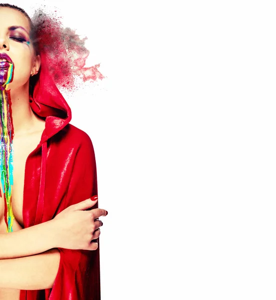 Frau trägt roten Mantel kreative helle Make-up Körperkunst — Stockfoto