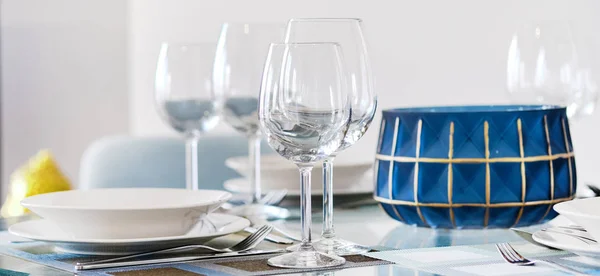 Ajuste de la cita de mesa en el restaurante frágil vino o vasos de agua —  Fotos de Stock