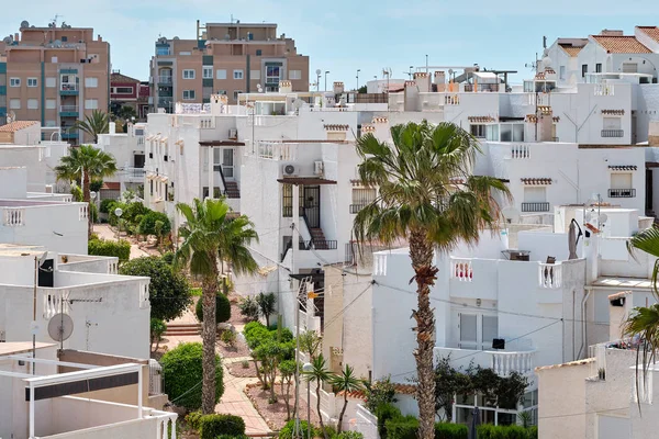 Torrevieja tatil Cityscape, modern beyaz yıkanmış şehir evleri — Stok fotoğraf