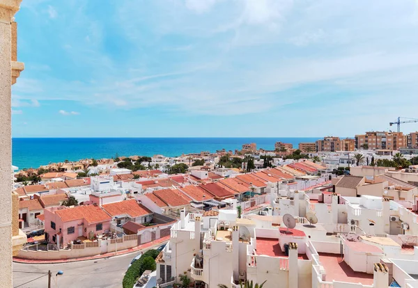 Střechy pobřežních budov Torrevieja, Španělsko — Stock fotografie