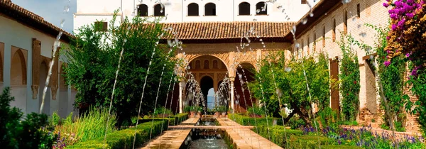 Imagem panorâmica vista pitoresca Palácio de Alhambra — Fotografia de Stock