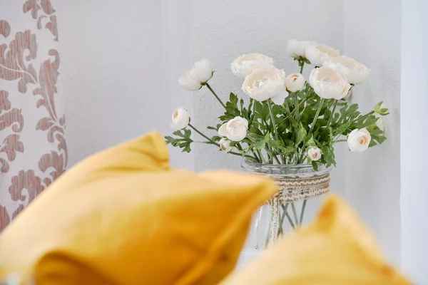 Żółte poduszki na kanapie w salonie, skupiają się na pięknych kwiatach — Zdjęcie stockowe