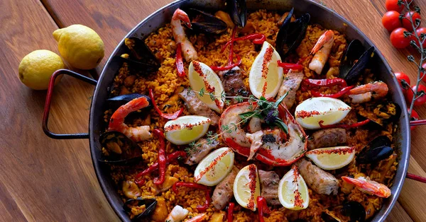 Delicious Spanish seafood paella, view from top — Stock Photo, Image