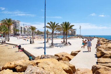 İnsanlar deniz kenarındaki Promenade, Torrevieja City yürüyüş. İspanya