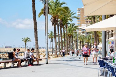 Torrevieja sahil kordonunda yürüyüş insanlar tatil yapıcı