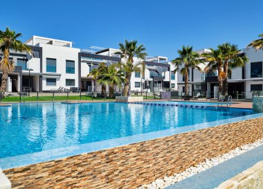 Yüzme havuzlu modern kasaba evleri, Torrevieja, Ispanya