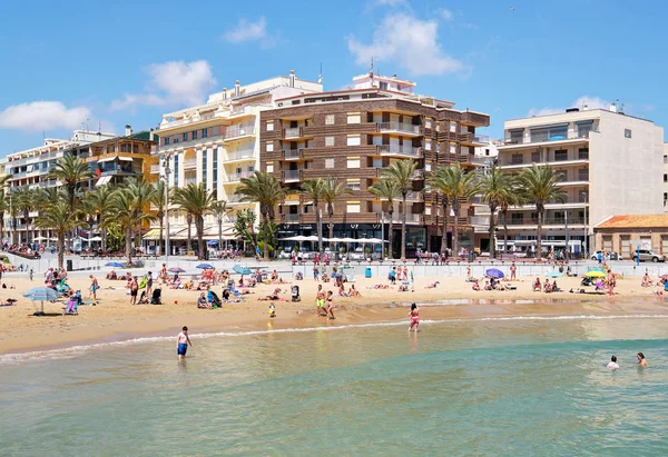 Un sacco di gente sulla spiaggia Playa del Cura, Torrevieja, Spagna — Foto Stock