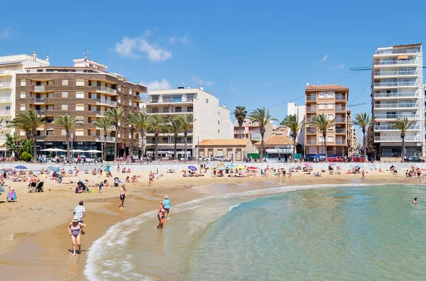 Människor sola simma på Playa del Cura stranden, Torrevieja, Spanien — Stockfoto