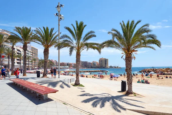 Strandpromenaden längs med palmkantad strandpromenad nära populära Playa del Cura stranden — Stockfoto