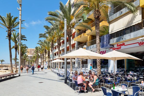 Ludzie siedzący w kawiarni chodniku w nadmorskiej promenadzie w Torrevieja — Zdjęcie stockowe