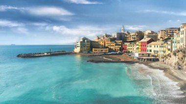 Bogliasco manzarası, İtalya, Ceneviz, Ligurya 'daki antik balıkçı köyü. Turkuaz Akdeniz sörfü, sahil ve kıyı mimarisi Ufuk çizgisi Bogliasco kasabası. Bulutlu mavi gökyüzü güneşli gün cennet manzarası