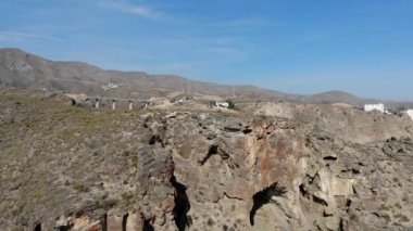 Endülüs 'te Ispanya 'nın güneyindeki Almeria 'nın Rocky manzarası. Deniz kıyısı Kayalık Dağları aracılığıyla görünüm gerçek zamanlı video ana yol karayolu hava drone noktası kurak iklim Akdeniz, güneşli gün