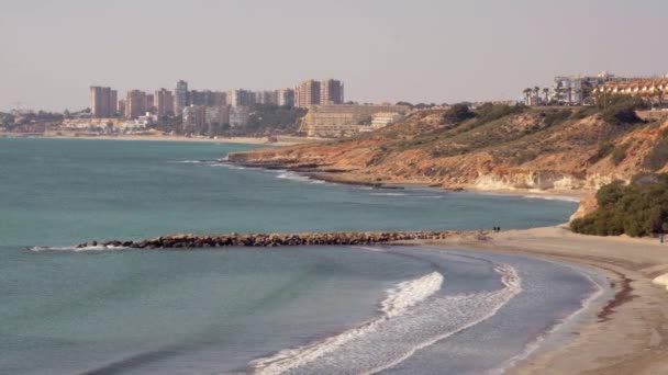 人们在卡波罗伊格沙滩享受温暖的天气地中海冲浪 地中海 阳光明媚的日子 奥里韦拉科斯塔在视图上 阿利坎特省 科斯塔布兰卡 西班牙 — 图库视频影像