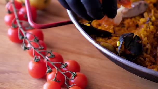 Mesa Madeira Tomate Cereja Movimento Câmera Deslizante Mostrando Mão Chef — Vídeo de Stock