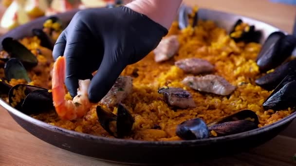 Mesa Madeira Mão Pan Rasa Chef Decoração Paella Com Camarão — Vídeo de Stock