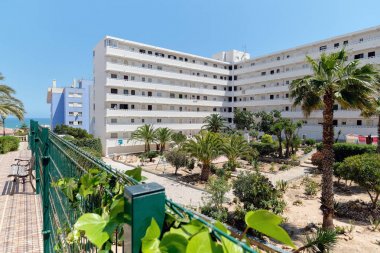 Torrevieja tatil İspanyol kentinde iç bahçesinde bahçe ile Modern yüksek katlı çok katlı konut ev dış, Costa Blanca, Alicante Eyaleti, İspanya