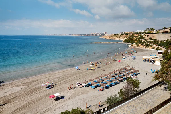 Πάνω από την κορυφή θέα παραθεριστές απολαμβάνουν καλοκαιρινές διακοπές στις παραλίες κοντά στη Μεσόγειο θάλασσα Cabo Roig αμμώδη παραλία ακτή, θέρετρο Τορεβιέχα, Κόστα Μπλάνκα, Ισπανία — Φωτογραφία Αρχείου