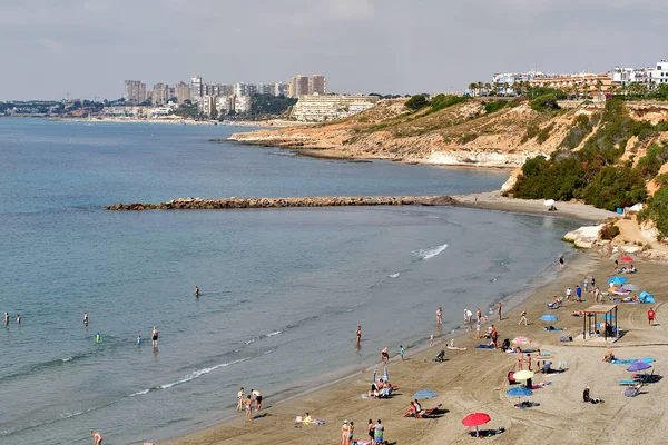 Yukarıda görünümü tatilciler Cabo Roig kumlu sahil Akdeniz, Torrevieja Costa Blanca, Alicante İspanya yakınındaki deniz kenarında yaz tatili plaj tatilleri tadını çıkarın — Stok fotoğraf