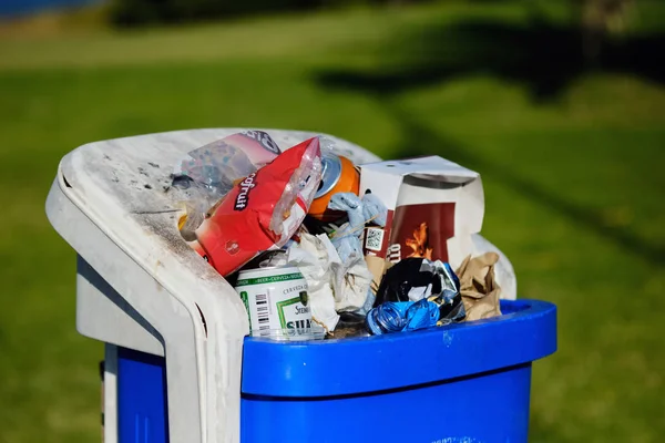 Close-up van straat afval kan vol met vuilnis. Concept afbeelding van mondiale problemen met milieuvervuiling — Stockfoto