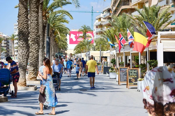 Torreviejas strandpromenad — Stockfoto