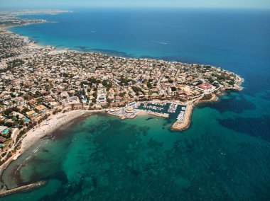 Akdeniz'in turkuaz koyu havadan görüntü drone bakış noktası