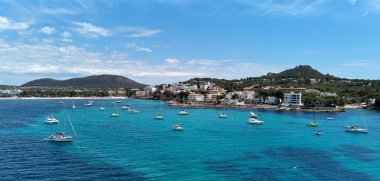 Santa Ponsa kasabasının waterside havadan fotoğraf sahil şeridi 
