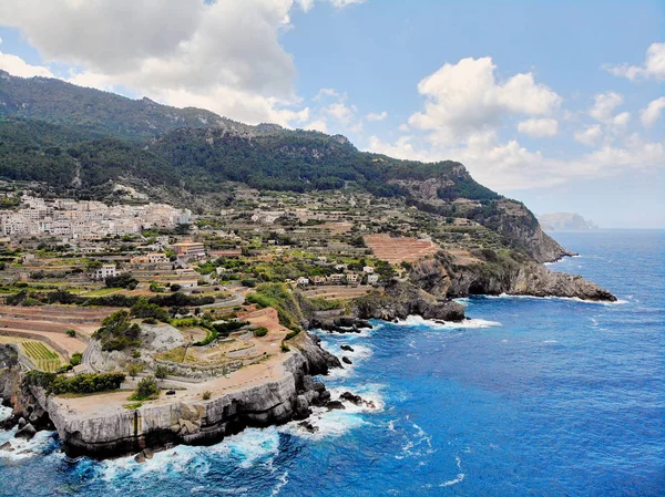 Impresionante paisaje paisaje junto al agua foto aérea de la aldea de Banyalbufar — Foto de Stock