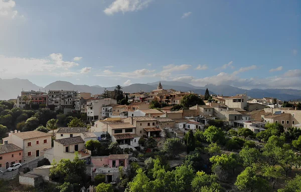 Luchtfoto drone Point of View afbeelding Campanet Town Hillside residential oude oude huizen gebouw exterieur gelegen in het noordoosten van het eiland Majorca, Spanje — Stockfoto