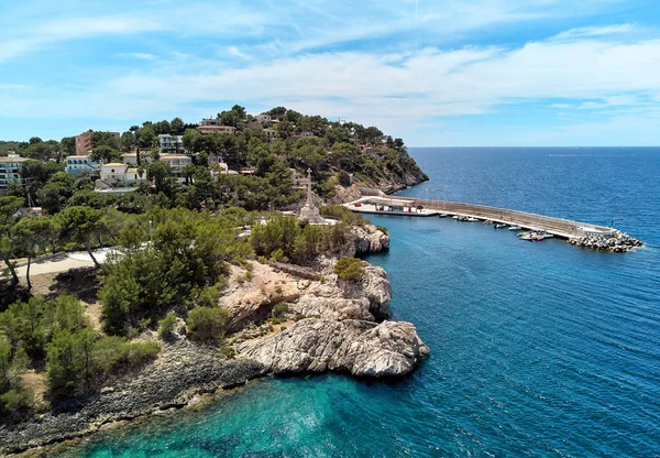 Havadan fotoğraf görünümü Santa Ponsa kayalık kıyı şeridi turkuaz Akdeniz — Stok fotoğraf