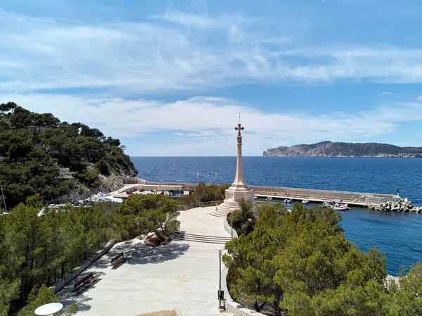 Santa Ponsa limanında bulunan dini anıt Cross görünümü — Stok fotoğraf