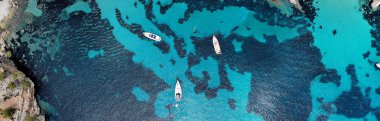 Palma de Mallorca, İspanya 'da Cala Blanca Andratx 'de yukarıda bulunan demirli Yatlar doğrudan drone panoramik görünümü