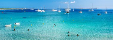 Las Salinas turkuaz körfezin panoramik görüntü görünümü. ıbiza