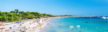 Pitoresk Las Salinas plajında yüzme ve güneşlenme tanınmayan insanların panoramik görüntü lot kalabalık. Ibiza, Balear Adaları. İspanya