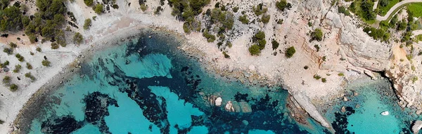 Drone imagem panorâmica iates ancorados na baía azul brilhante Cala Blan — Fotografia de Stock