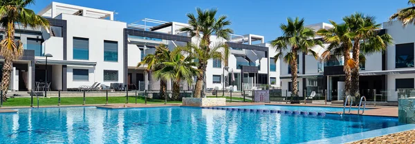 수영장이있는 파노라마 이미지 현대 식 타운 하우스 — 스톡 사진