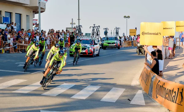 Los ciclistas participan en la competición La Vuelta — Foto de Stock