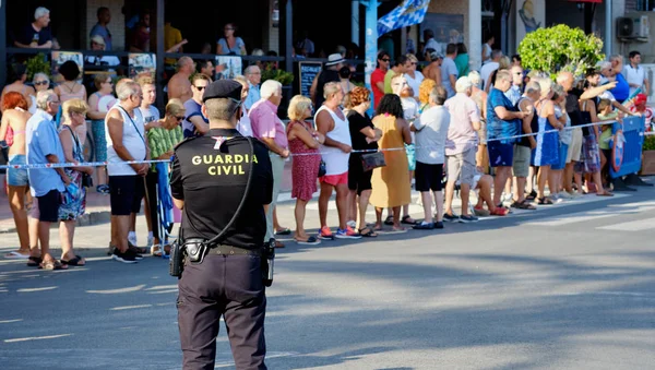 La Vuelta spor müsabakası sırasında bisiklet sürücüleri ve seyircilerin polis kontrolü — Stok fotoğraf
