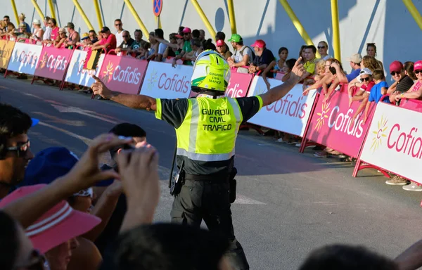 Control policial de la seguridad de ciclistas y espectadores durante la competición deportiva La Vuelta — Foto de Stock