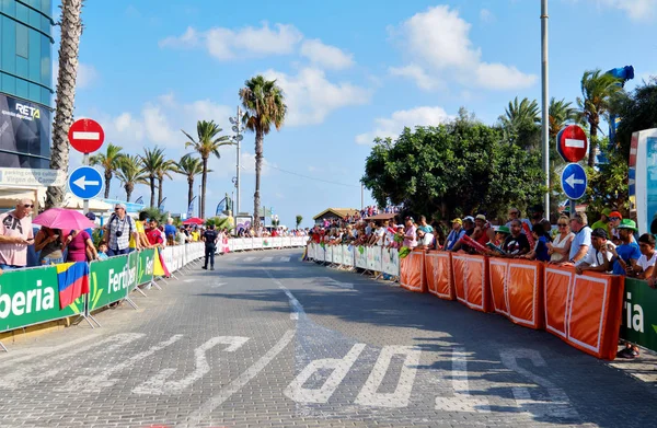 Multidão de pessoas audiência se reúnem para assistir La Vuelta corrida — Fotografia de Stock