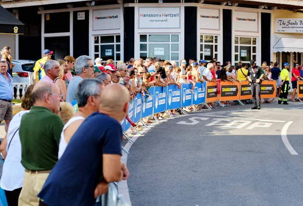 Multitud de personas se reúnen para ver la carrera La Vuelta — Foto de Stock