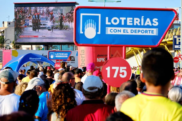 La Vuelta uluslararası bisiklet izleme yarışı sırasında Seyirci — Stok fotoğraf