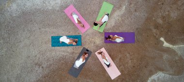 Havadan yatay fotoğrafçılık kadınlar Yoga Uzun Üçgen Pose performans yapmak