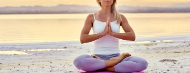 Gün batımında yatay görüntü sırasında doğa üzerine meditasyon kadın