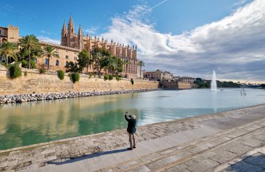 Arka görüş turist Cathedral La Seu, İspanya fotoğraflarını çeker